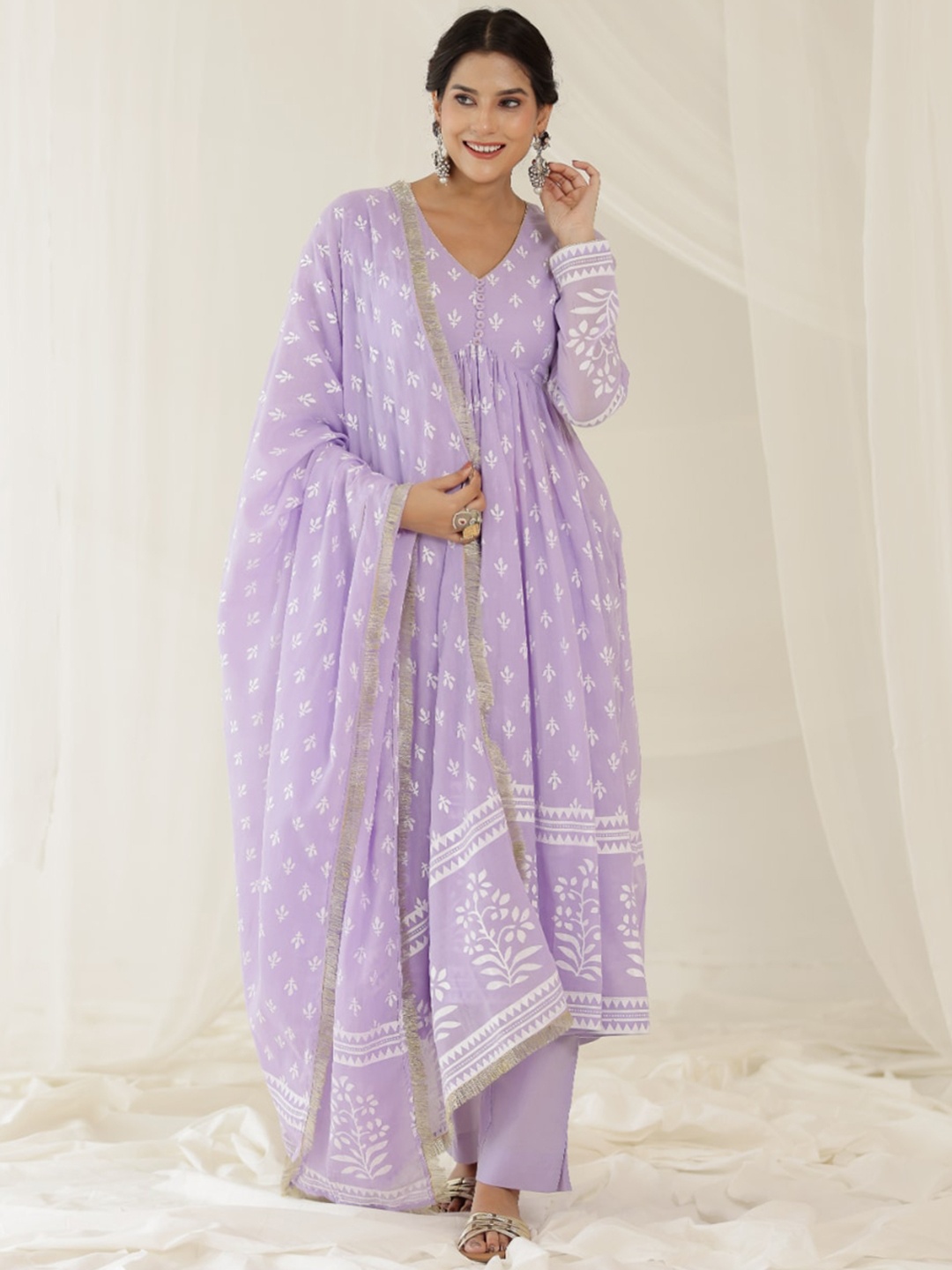 PINK CACTII Floral Printed Regular Pure Cotton Kurta with Trousers & Dupatta, Lavender
PINK CACTII Floral Printed Regular Pure Cotton Kurta with Trousers & Dupatta, Lavender