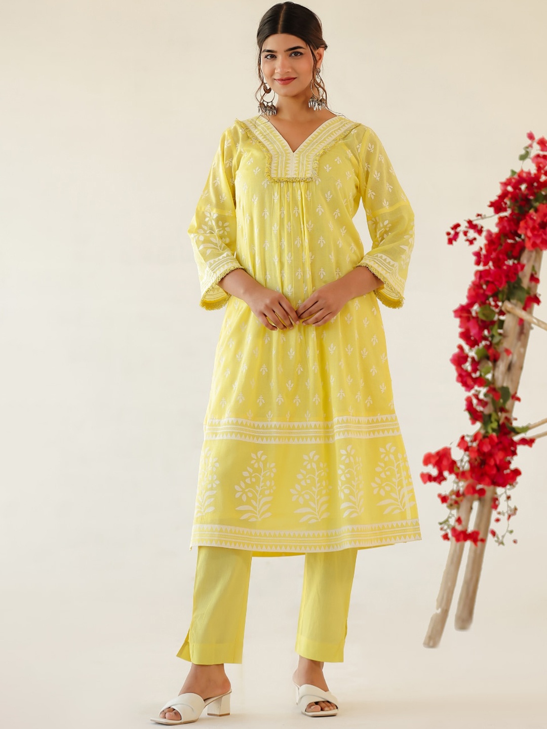 PINK CACTII V Neck Ethnic Motifs Printed Pleated Pure Cotton Kurta with Trouser, Yellow
PINK CACTII V Neck Ethnic Motifs Printed Pleated Pure Cotton Kurta with Trouser, Yellow
