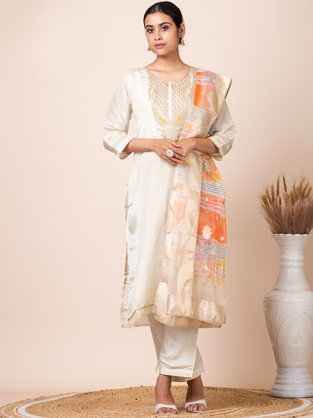 SARSO Floral Yoke Design Sequinned Tissue Straight Kurta With Trousers & Dupatta, Gold
SARSO Floral Yoke Design Sequinned Tissue Straight Kurta With Trousers & Dupatta, Gold