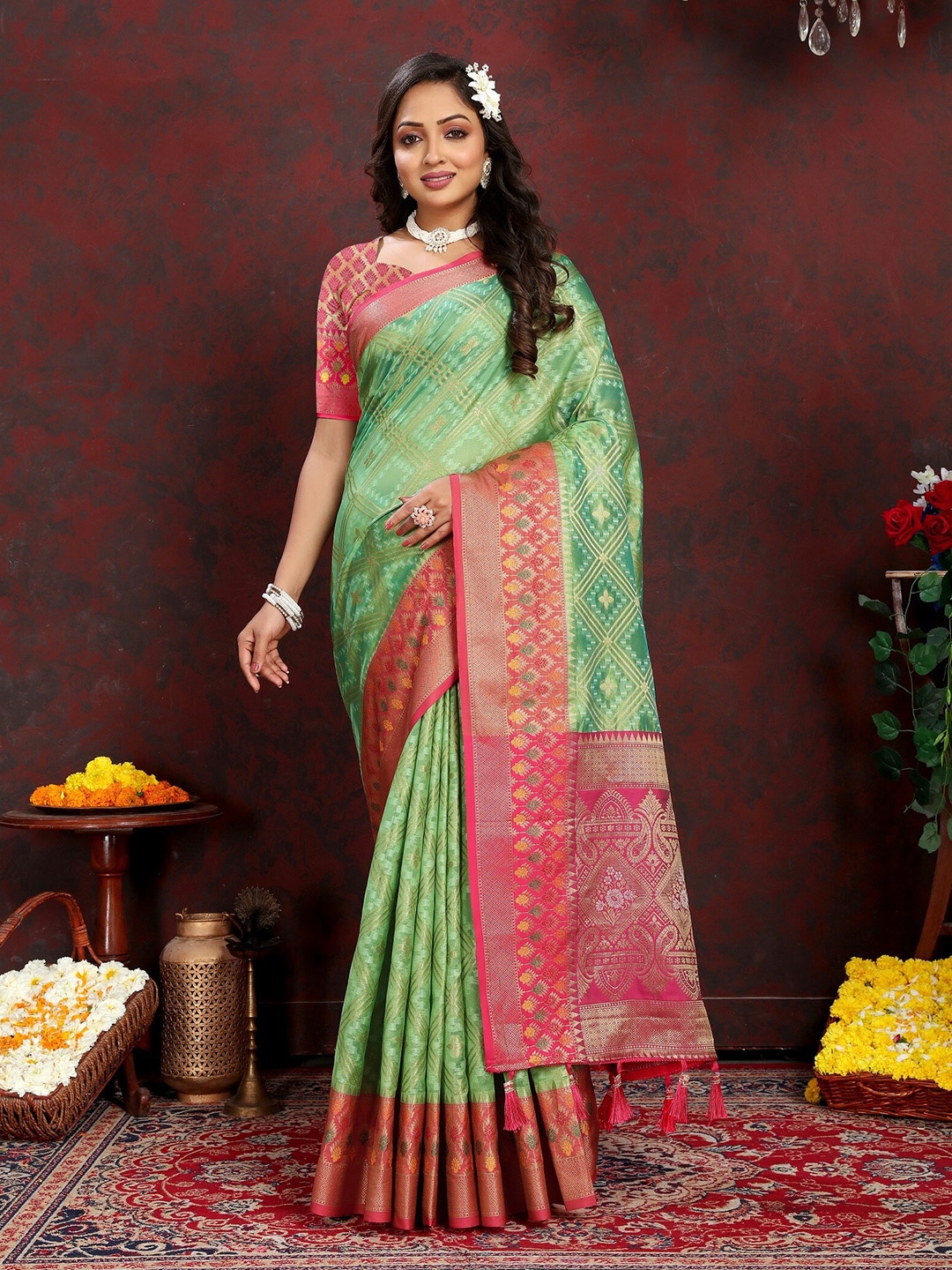 VEDANT VASTRAM Floral Woven Design Zari Organza Kanjeevaram Saree, Fluorescent green
VEDANT VASTRAM Floral Woven Design Zari Organza Kanjeevaram Saree, Fluorescent green