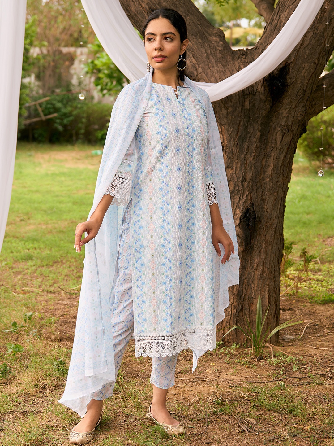 Libas Floral Embroidered Regular Thread Work Kurta with Trousers & With Dupatta, Blue
Libas Floral Embroidered Regular Thread Work Kurta with Trousers & With Dupatta, Blue