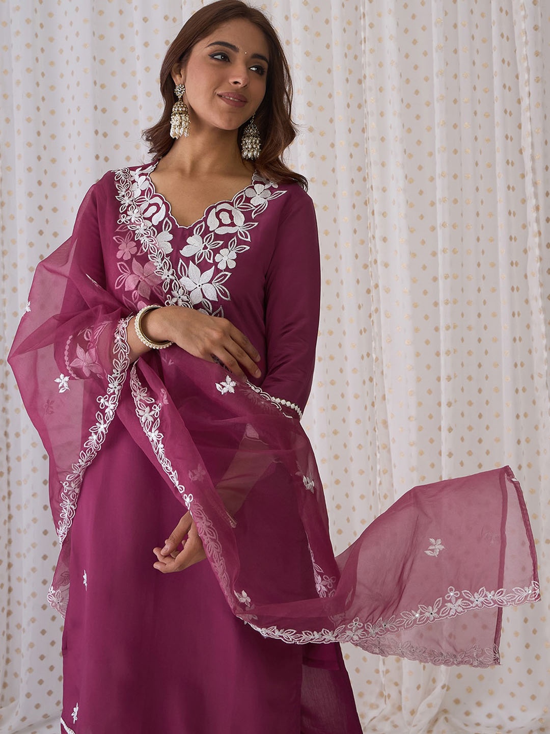 Indo Era Floral Embroidered V-Neck Thread Work Straight Kurta with Trousers & Dupatta, Pink
Indo Era Floral Embroidered V-Neck Thread Work Straight Kurta with Trousers & Dupatta, Pink