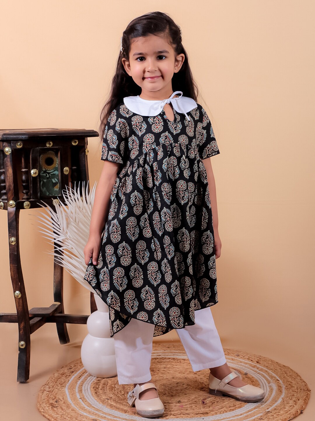 JUNITOS Girls Ethnic Motifs Printed Peter Pan Collar Pure Cotton Kurta with Trousers, Blue
JUNITOS Girls Ethnic Motifs Printed Peter Pan Collar Pure Cotton Kurta with Trousers, Blue