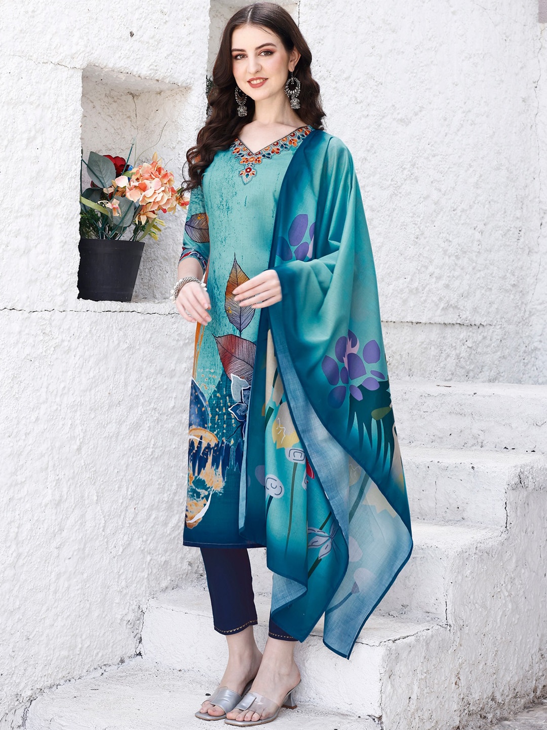 KALINI Floral Printed Regular Thread Work Straight Kurta With Trousers & Dupatta, Navy blue
KALINI Floral Printed Regular Thread Work Straight Kurta With Trousers & Dupatta, Navy blue