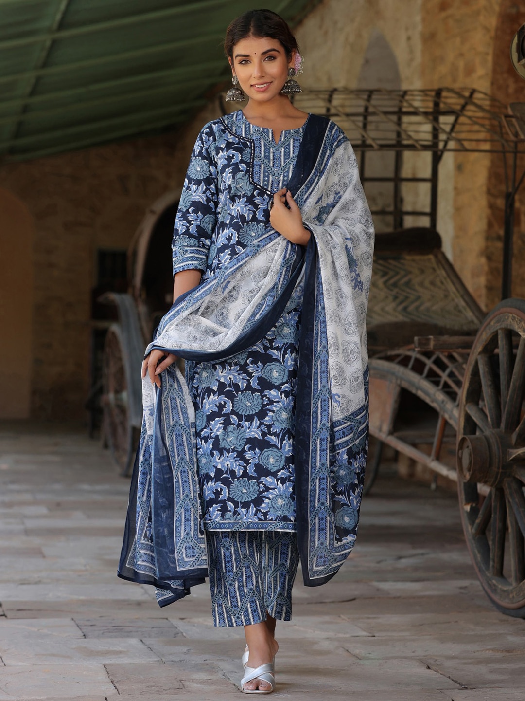 Rain & Rainbow Printed Notch Neck Sequinned Cotton Straight Kurta With Trousers & Dupatta, Navy blue
Rain & Rainbow Printed Notch Neck Sequinned Cotton Straight Kurta With Trousers & Dupatta, Navy blue