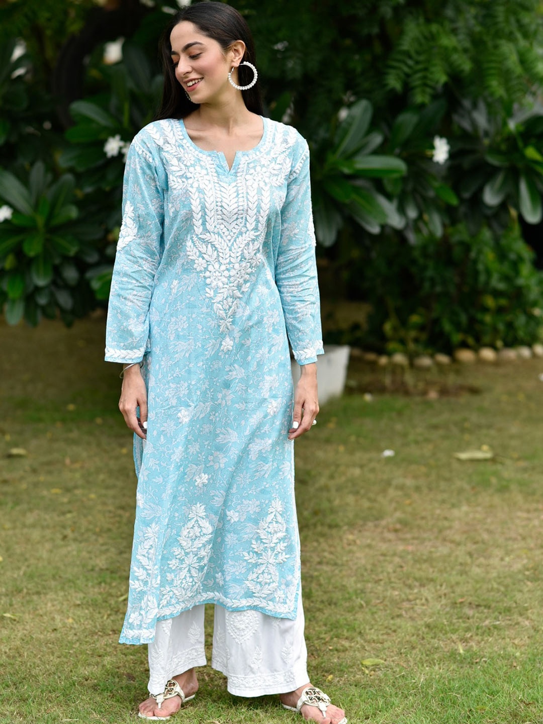 House of Chikankari Round Neck Floral Embroidered Cotton Chikankari Mulmul Straight Kurta, Blue
House of Chikankari Round Neck Floral Embroidered Cotton Chikankari Mulmul Straight Kurta, Blue