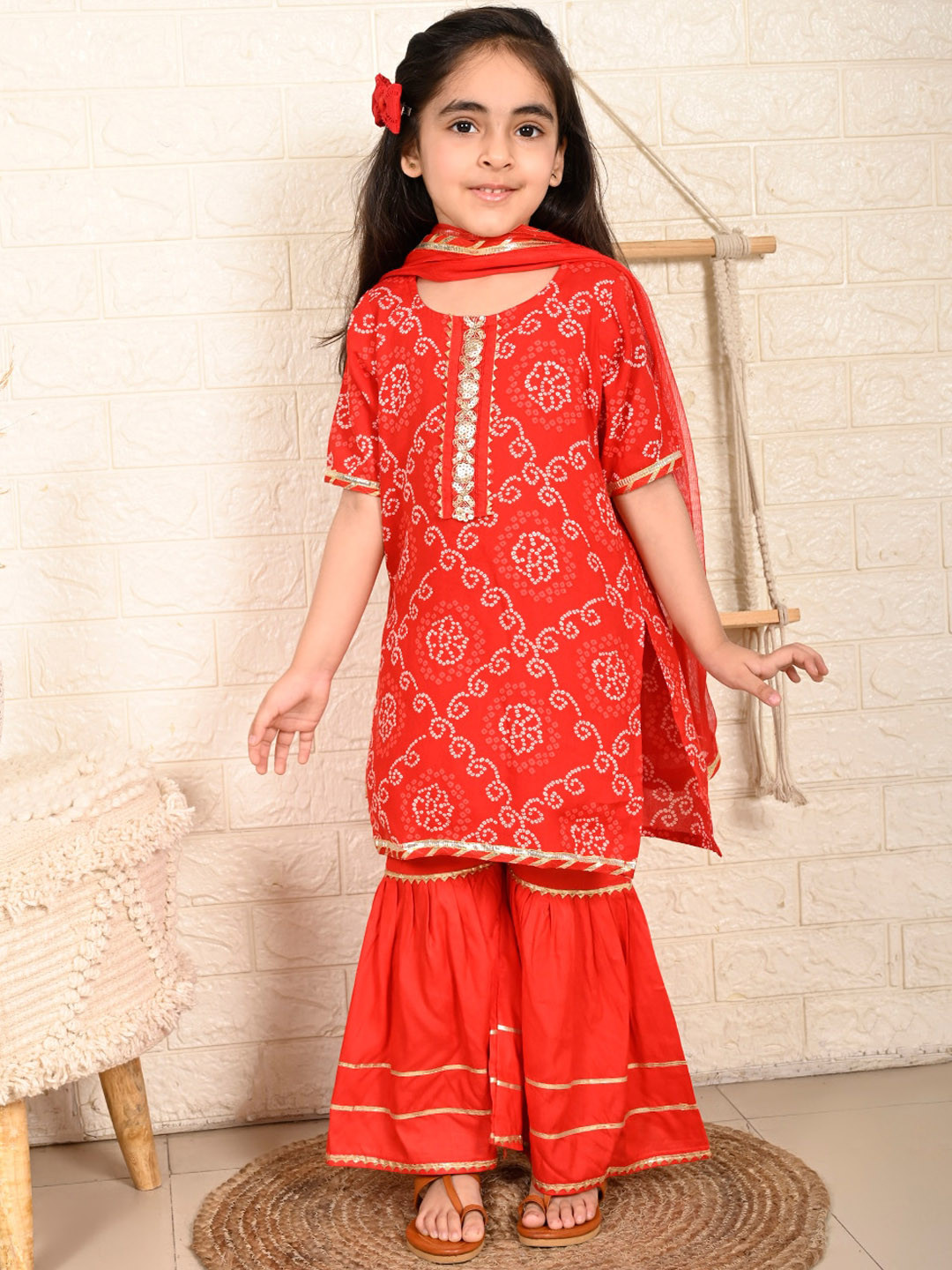 Here&Now X Kinder KidsGirls Bandhani Printed Pure Cotton Straight Kurta With Sharara & Dupatta, Red
Here&Now X Kinder KidsGirls Bandhani Printed Pure Cotton Straight Kurta With Sharara & Dupatta, Red