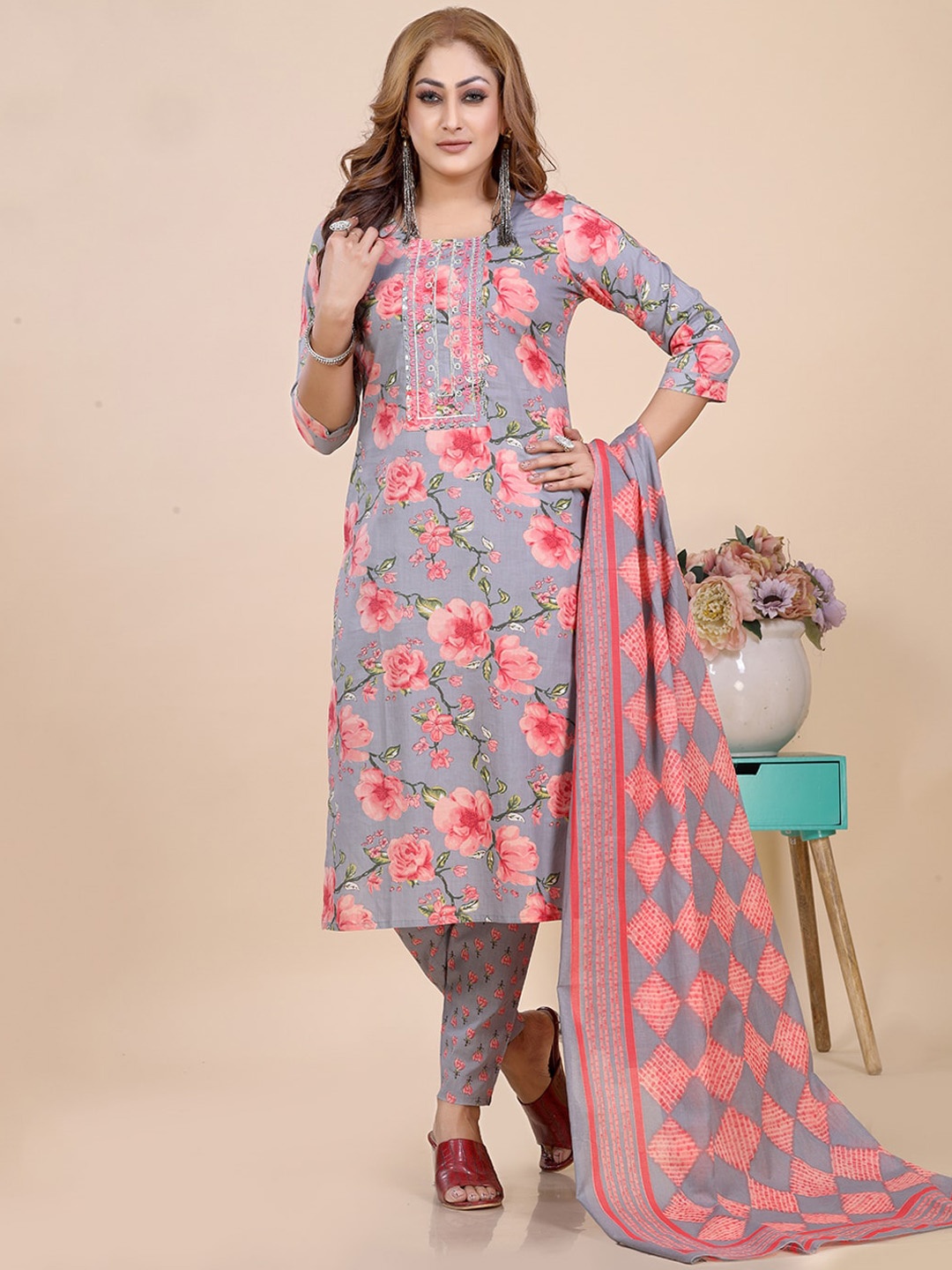Amchoor Floral Printed Pure Cotton Straight Kurta with Trousers & With Dupatta, Grey
Amchoor Floral Printed Pure Cotton Straight Kurta with Trousers & With Dupatta, Grey