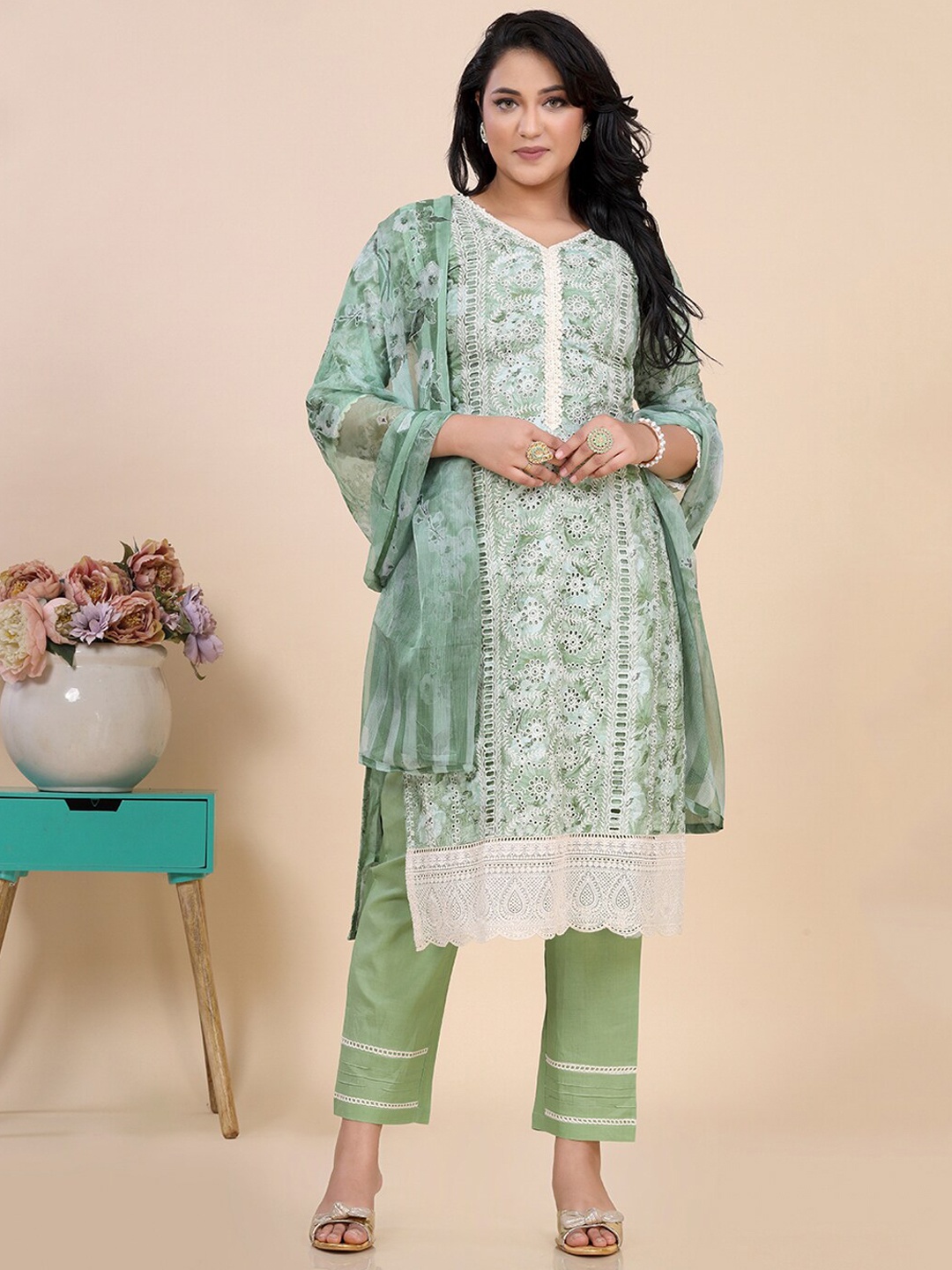 Amchoor Ethnic Motifs Embroidered V-Neck Thread Work Kurta with Trousers & Dupatta, Green
Amchoor Ethnic Motifs Embroidered V-Neck Thread Work Kurta with Trousers & Dupatta, Green