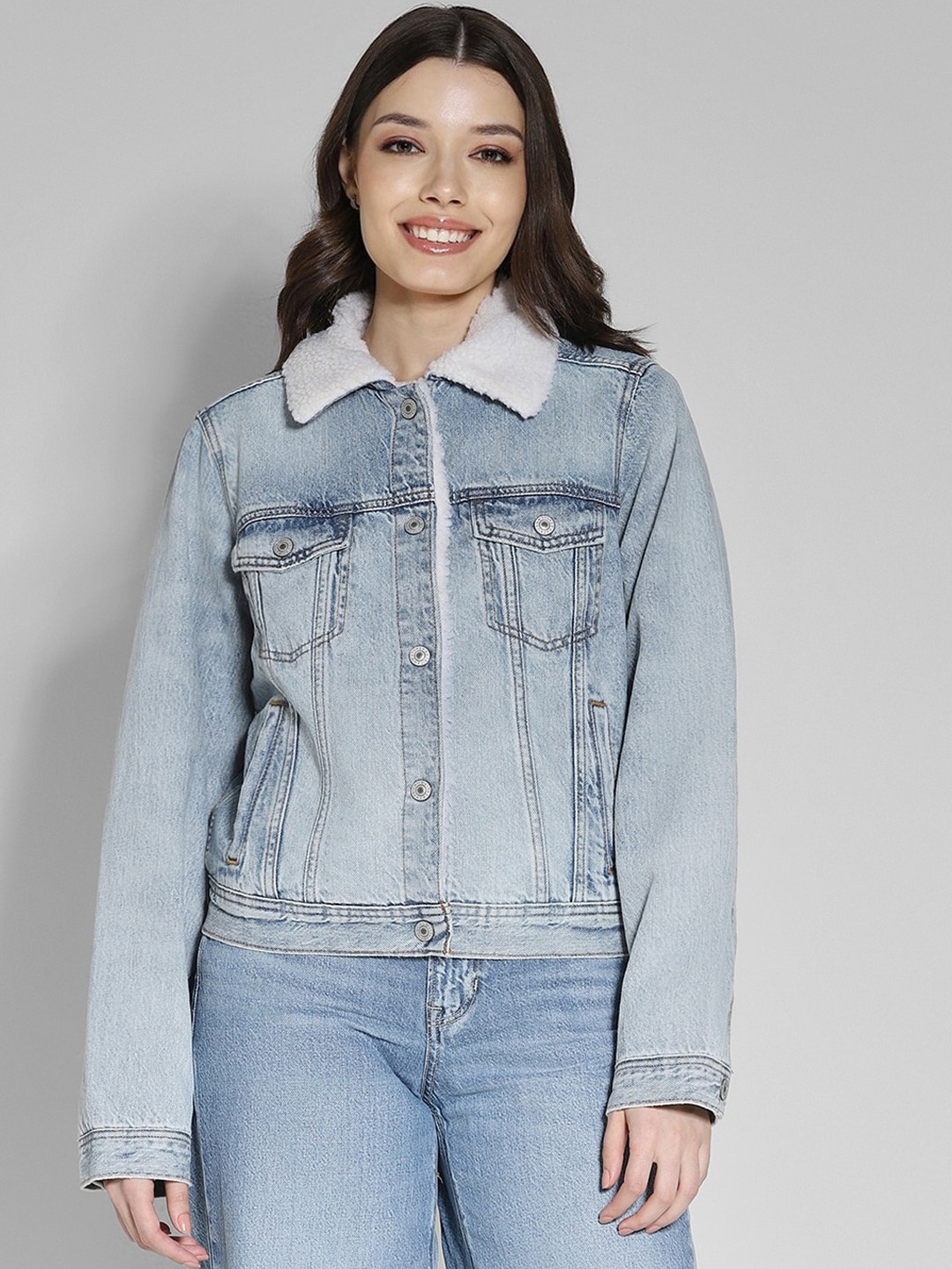 AMERICAN EAGLE OUTFITTERS Washed Spread Collar Faux Fur Trim Cotton Denim Jacket, Blue
AMERICAN EAGLE OUTFITTERS Washed Spread Collar Faux Fur Trim Cotton Denim Jacket, Blue
