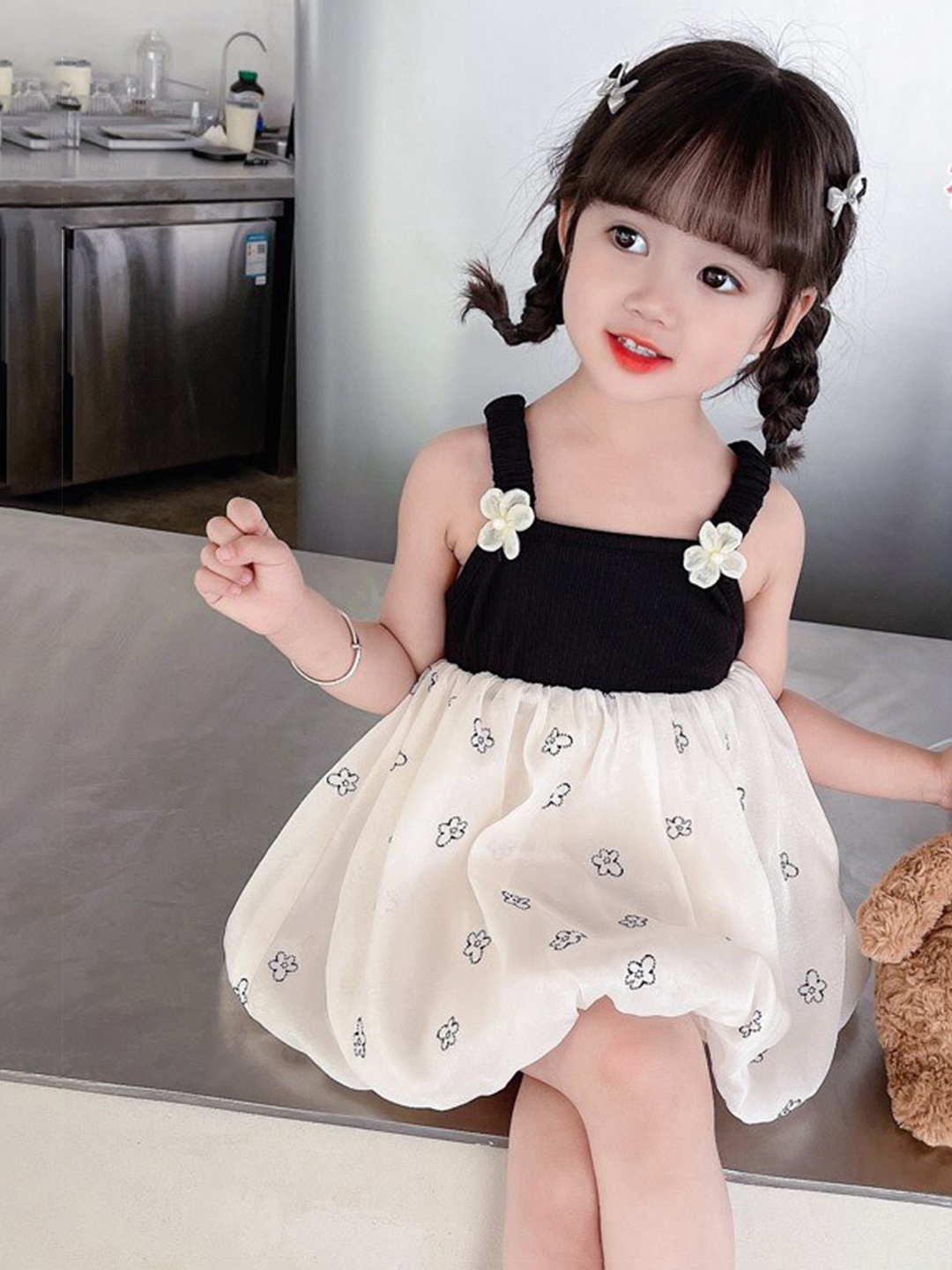 StyleCast x Revolte Girls Black & White Floral Printed Bow Detailed Fit & Flare Dress
StyleCast x Revolte Girls Black & White Floral Printed Bow Detailed Fit & Flare Dress