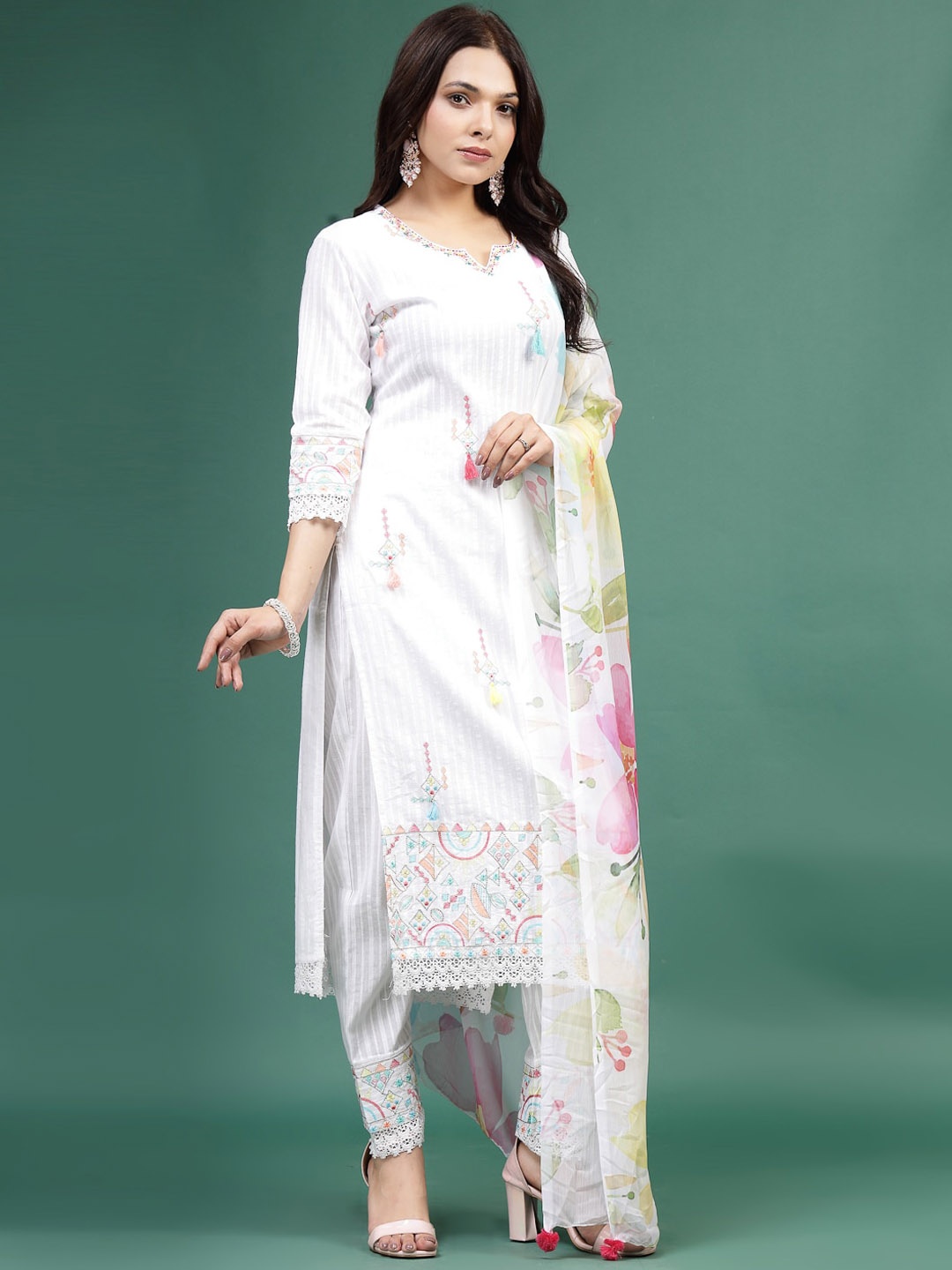 Sangria White Floral Embroidered Pure Cotton V-Neck Straight Kurta & Trousers With Dupatta
Sangria White Floral Embroidered Pure Cotton V-Neck Straight Kurta & Trousers With Dupatta