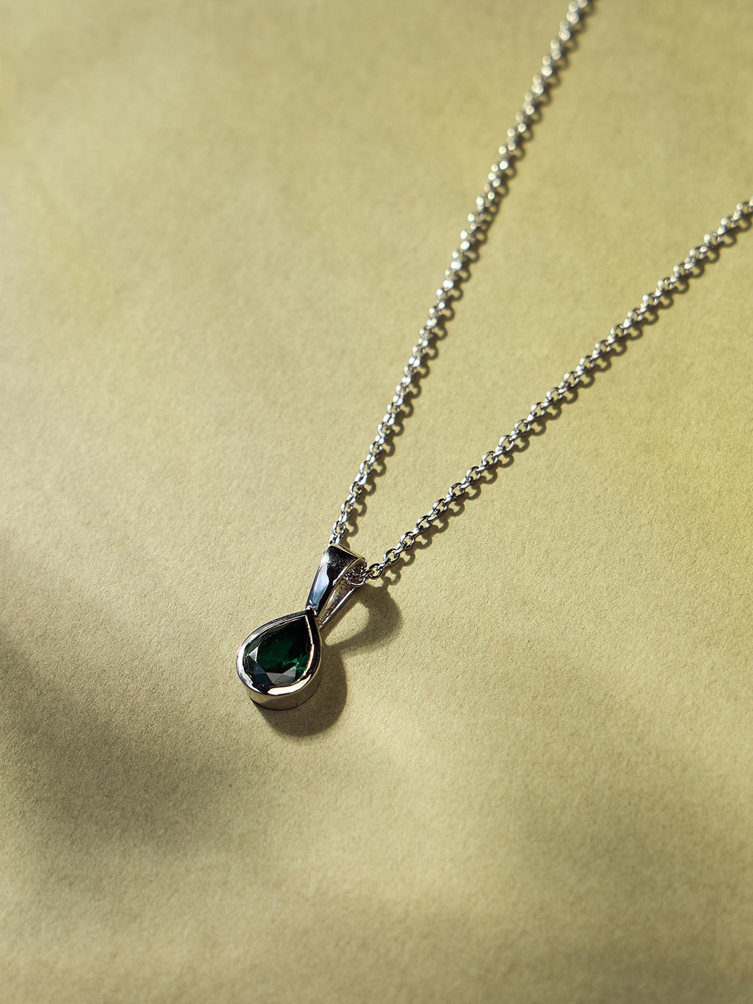 Inddus Jewels 925 Sterling Silver Rhodium-Plated Teardrop Shaped Pendant With Chain
Inddus Jewels 925 Sterling Silver Rhodium-Plated Teardrop Shaped Pendant With Chain