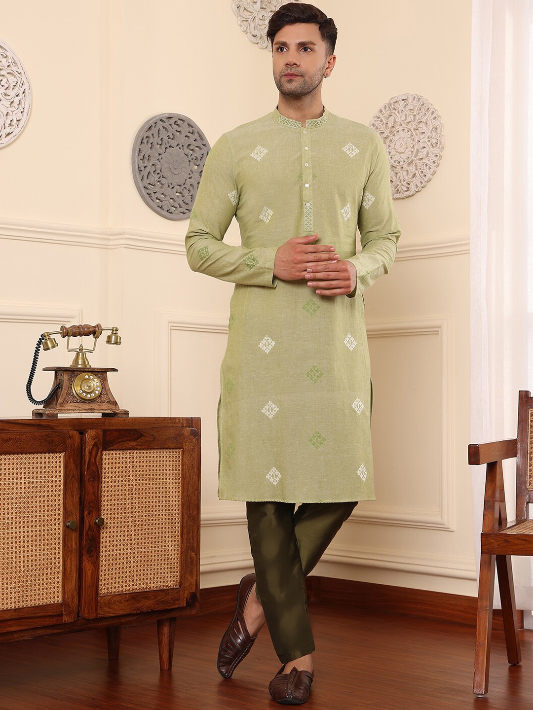DEYANN Geometric Woven Design Mandarin Collar Long Sleeves Straight Kurta with Pyjamas, Olive
DEYANN Geometric Woven Design Mandarin Collar Long Sleeves Straight Kurta with Pyjamas, Olive