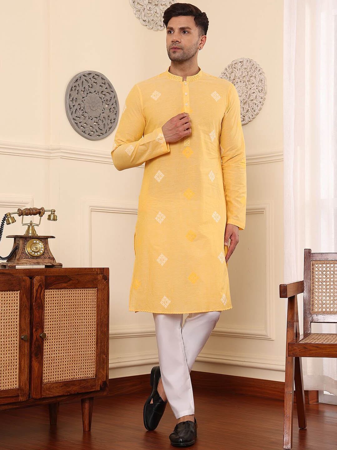 DEYANN Geometric Woven Design Mandarin Collar Long Sleeves Straight Kurta with Pyjamas, Yellow
DEYANN Geometric Woven Design Mandarin Collar Long Sleeves Straight Kurta with Pyjamas, Yellow