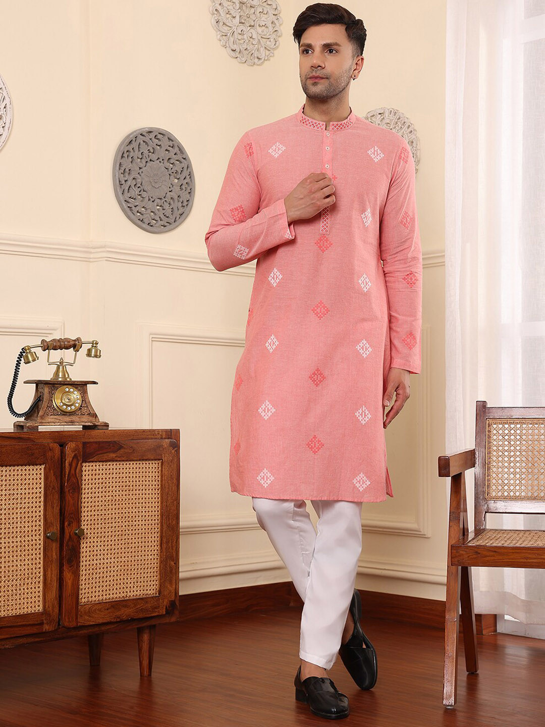 DEYANN Geometric Woven Design Mandarin Collar Long Sleeves Straight Kurta with Pyjamas, Pink
DEYANN Geometric Woven Design Mandarin Collar Long Sleeves Straight Kurta with Pyjamas, Pink