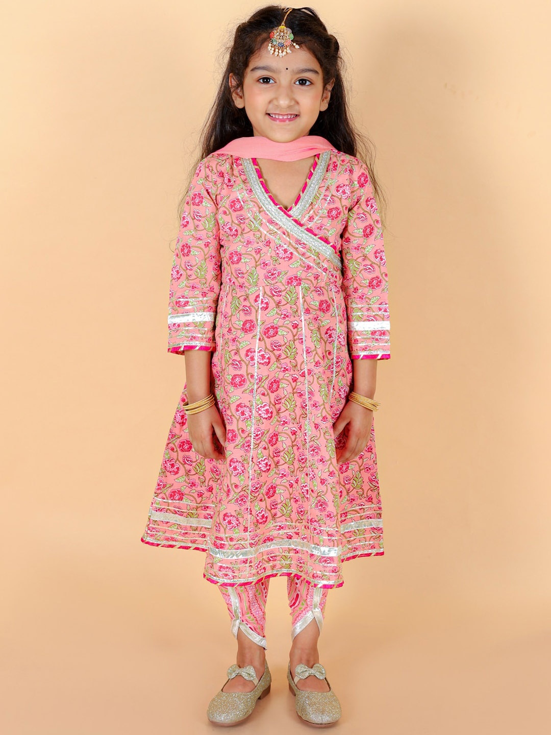 Stuffie Land Girls Floral Printed Angrakha Pure Cotton Kurta with Salwar & With Dupatta, Pink
Stuffie Land Girls Floral Printed Angrakha Pure Cotton Kurta with Salwar & With Dupatta, Pink