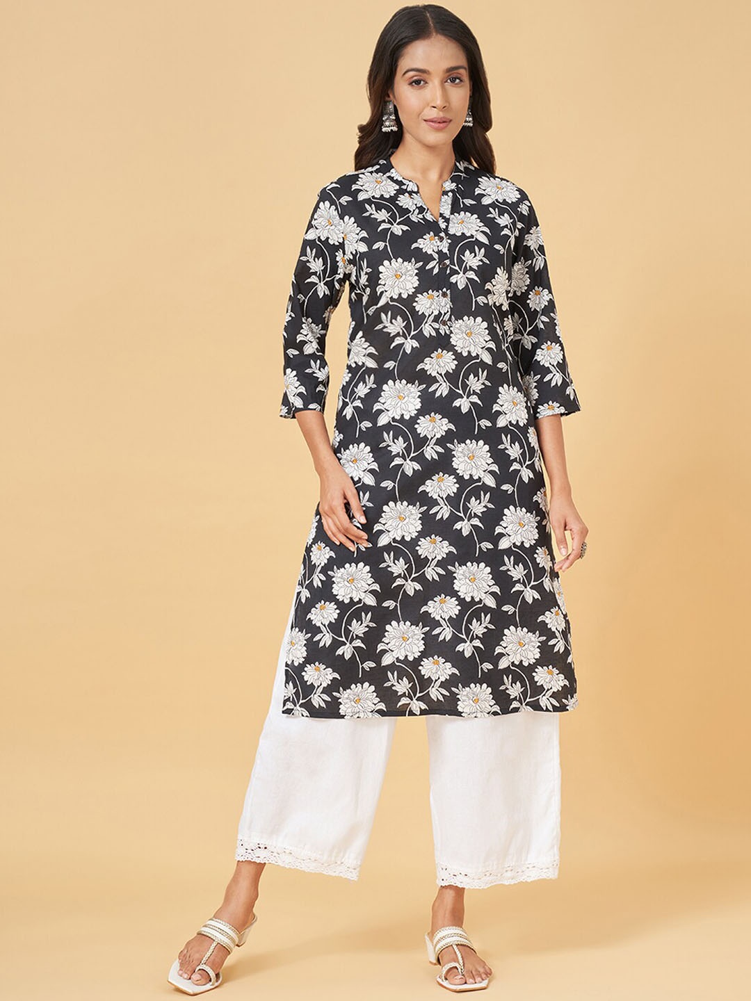 RANGMANCH BY PANTALOONS Mandarin Collar Floral Printed Cotton Straight Kurta, Black
RANGMANCH BY PANTALOONS Mandarin Collar Floral Printed Cotton Straight Kurta, Black
