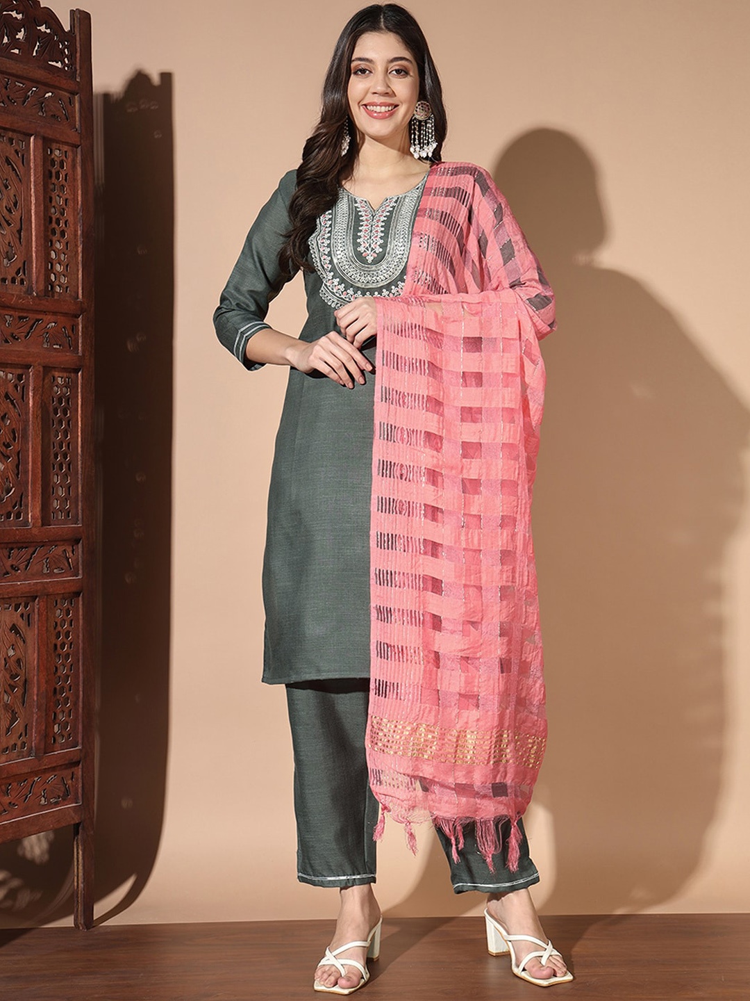 SKYLEE Floral Yoke Design Regular Sequinned Kurta with Trousers & With Dupatta, Grey
SKYLEE Floral Yoke Design Regular Sequinned Kurta with Trousers & With Dupatta, Grey