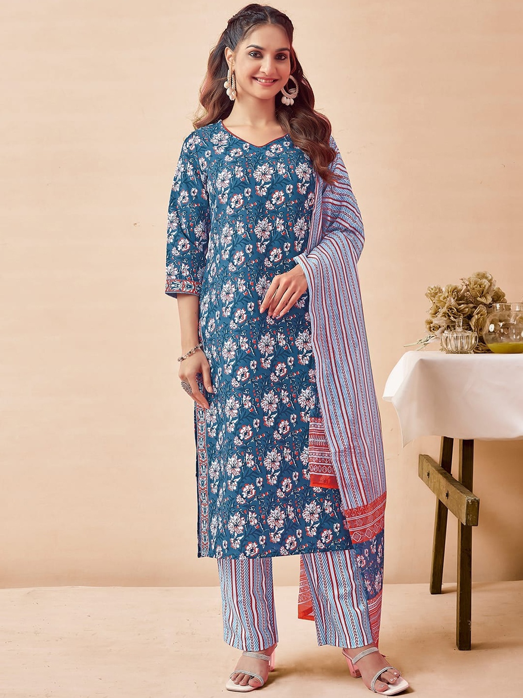 SKYLEE Teal Green & Red Floral Printed Sequinned Straight Kurta & Trousers With Dupatta
SKYLEE Teal Green & Red Floral Printed Sequinned Straight Kurta & Trousers With Dupatta