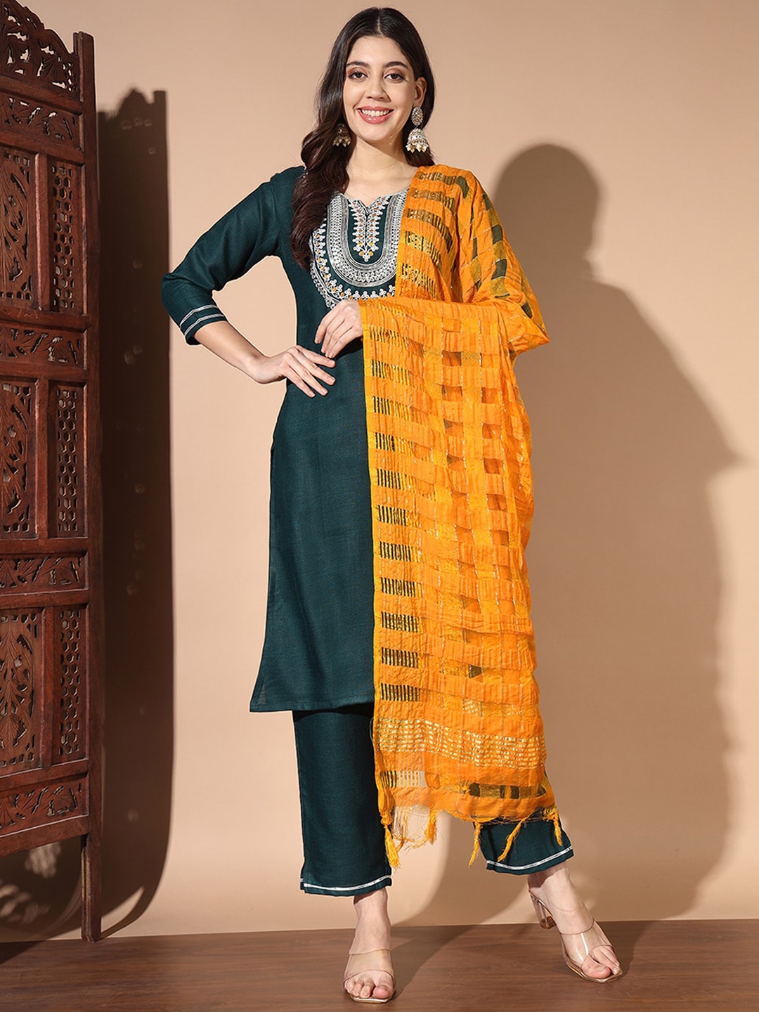 SKYLEE Green & Orange Floral Yoke Design Sequinned Straight Kurta & Trousers With Dupatta
SKYLEE Green & Orange Floral Yoke Design Sequinned Straight Kurta & Trousers With Dupatta