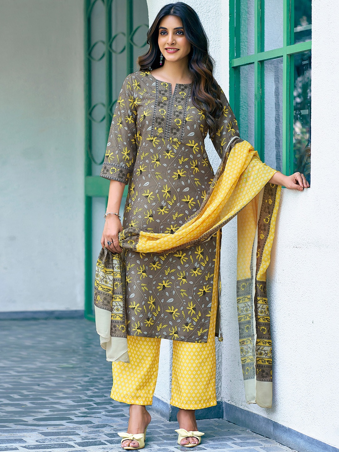 SKYLEE Brown & Yellow Floral Printed Straight Gotta Patti Kurta & Trousers With Dupatta
SKYLEE Brown & Yellow Floral Printed Straight Gotta Patti Kurta & Trousers With Dupatta