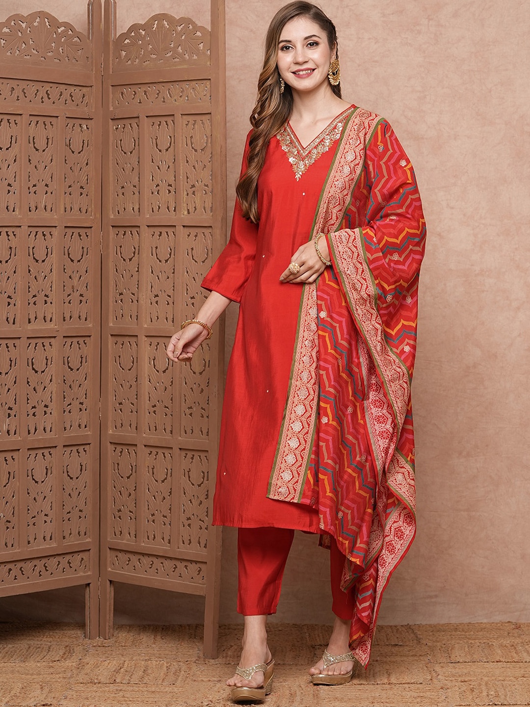 FASHOR Floral Yoke Design Regular Gotta Patti Straight Kurta with Trousers & Dupatta, Red
FASHOR Floral Yoke Design Regular Gotta Patti Straight Kurta with Trousers & Dupatta, Red