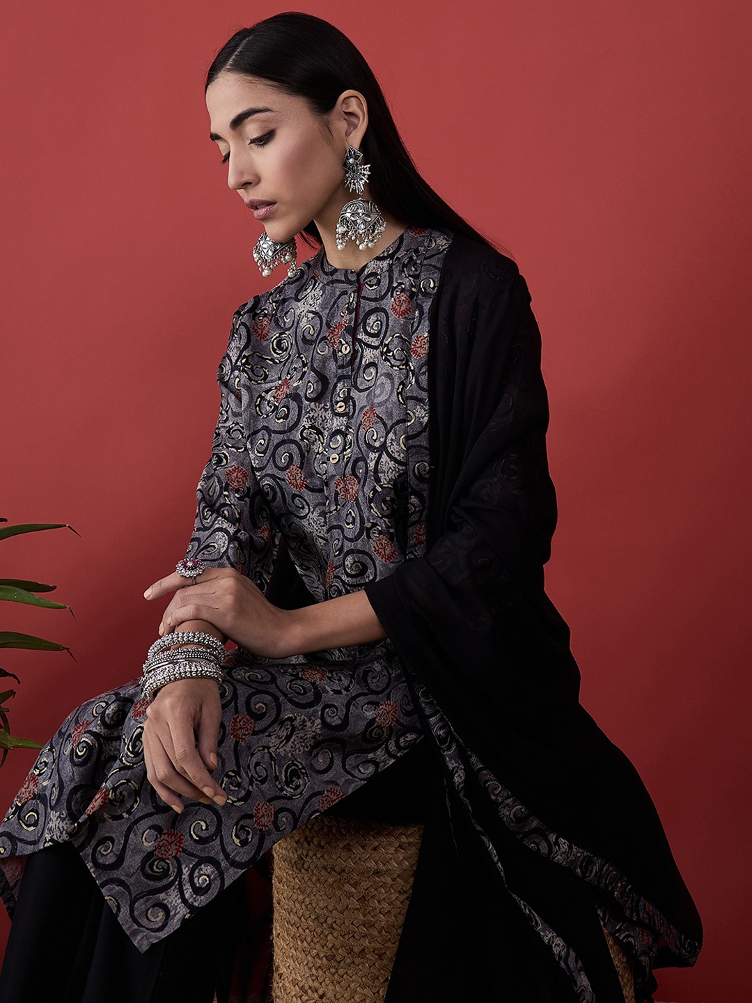 Anouk Ethnic Motifs Print Mandarin Collar Regular Straight Kurta With Trousers & Dupatta, Black
Anouk Ethnic Motifs Print Mandarin Collar Regular Straight Kurta With Trousers & Dupatta, Black