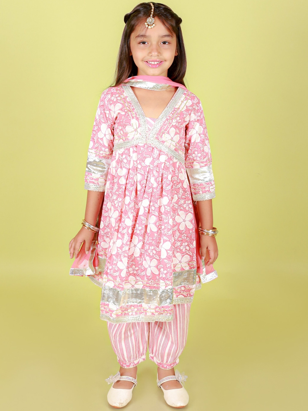 Stuffie Land Girls Floral Printed Pleated Pure Cotton Kurta with Salwar & With Dupatta, Pink
Stuffie Land Girls Floral Printed Pleated Pure Cotton Kurta with Salwar & With Dupatta, Pink