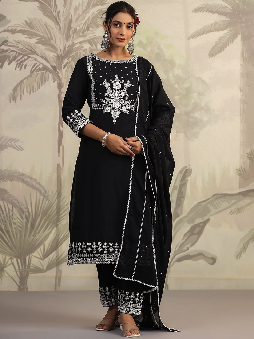 KAJREE Floral Embroidered Regular Thread Work Pure Cotton Kurta with Churidar & Dupatta, Black
KAJREE Floral Embroidered Regular Thread Work Pure Cotton Kurta with Churidar & Dupatta, Black