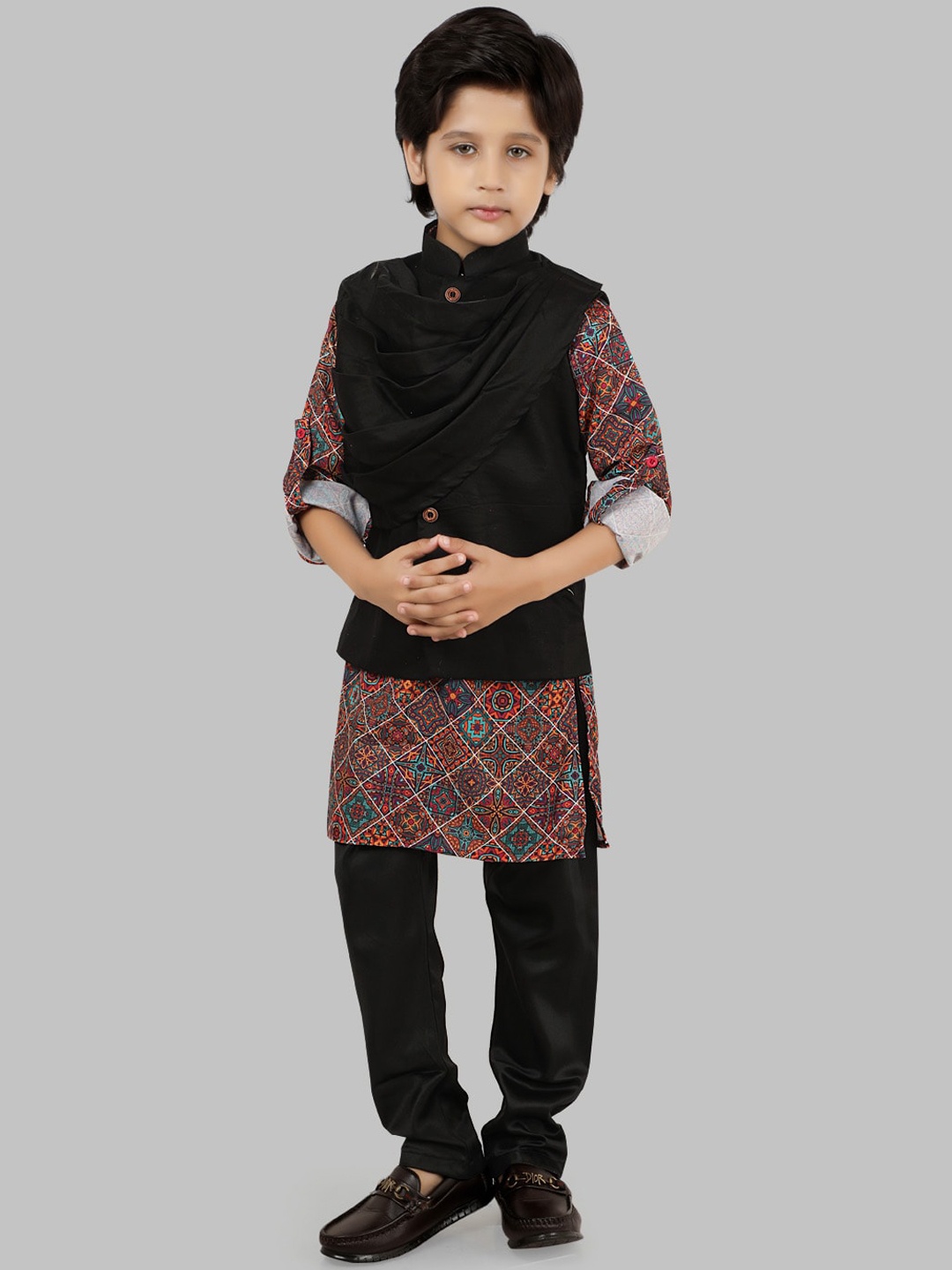 Ethniks Neu-Ron Boys Ethnic Motifs Printed Roll-Up Sleeves Cotton Silk Kurta with Pyjamas, Black
Ethniks Neu-Ron Boys Ethnic Motifs Printed Roll-Up Sleeves Cotton Silk Kurta with Pyjamas, Black