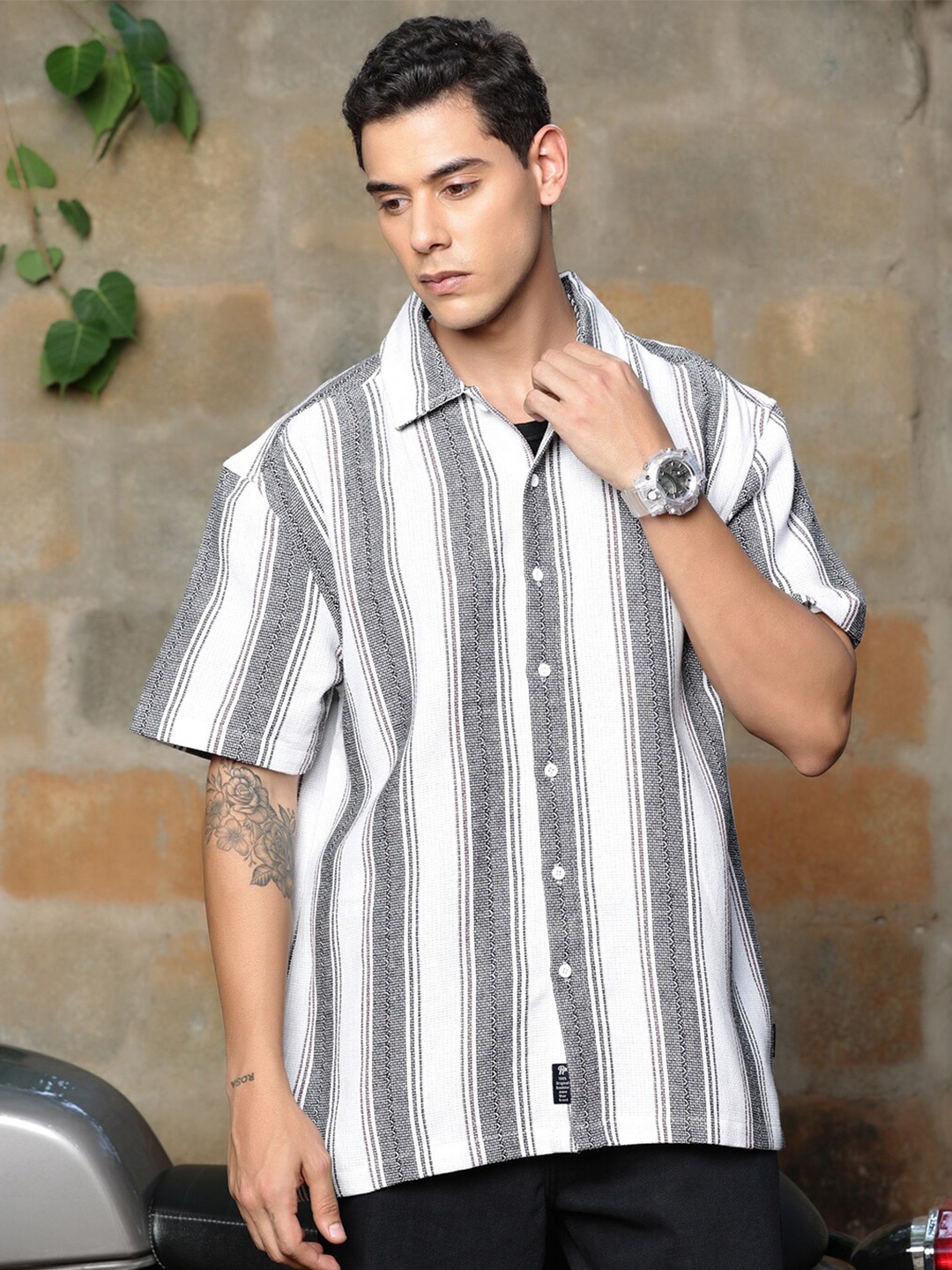 The Roadster Lifestyle Co. White & Grey Striped Oversized-Fit Pure Cotton Casual Shirt
The Roadster Lifestyle Co. White & Grey Striped Oversized-Fit Pure Cotton Casual Shirt