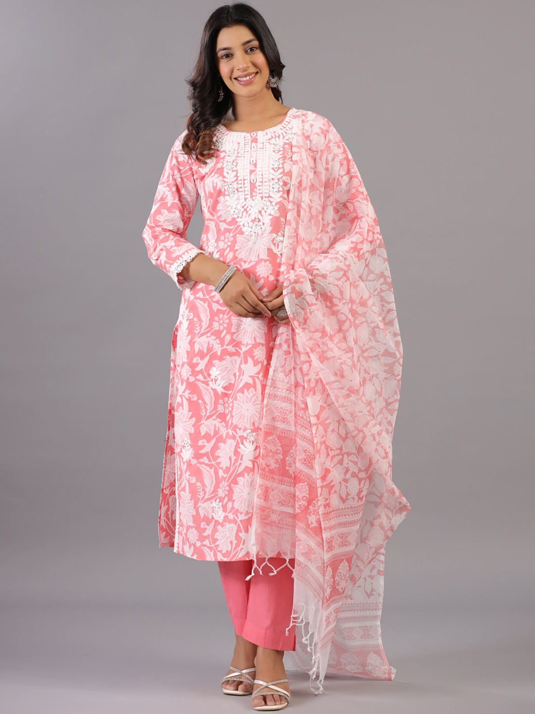 Amchoor Floral Printed Regular Thread Work Straight Kurta With Trousers & Dupatta, Peach
Amchoor Floral Printed Regular Thread Work Straight Kurta With Trousers & Dupatta, Peach