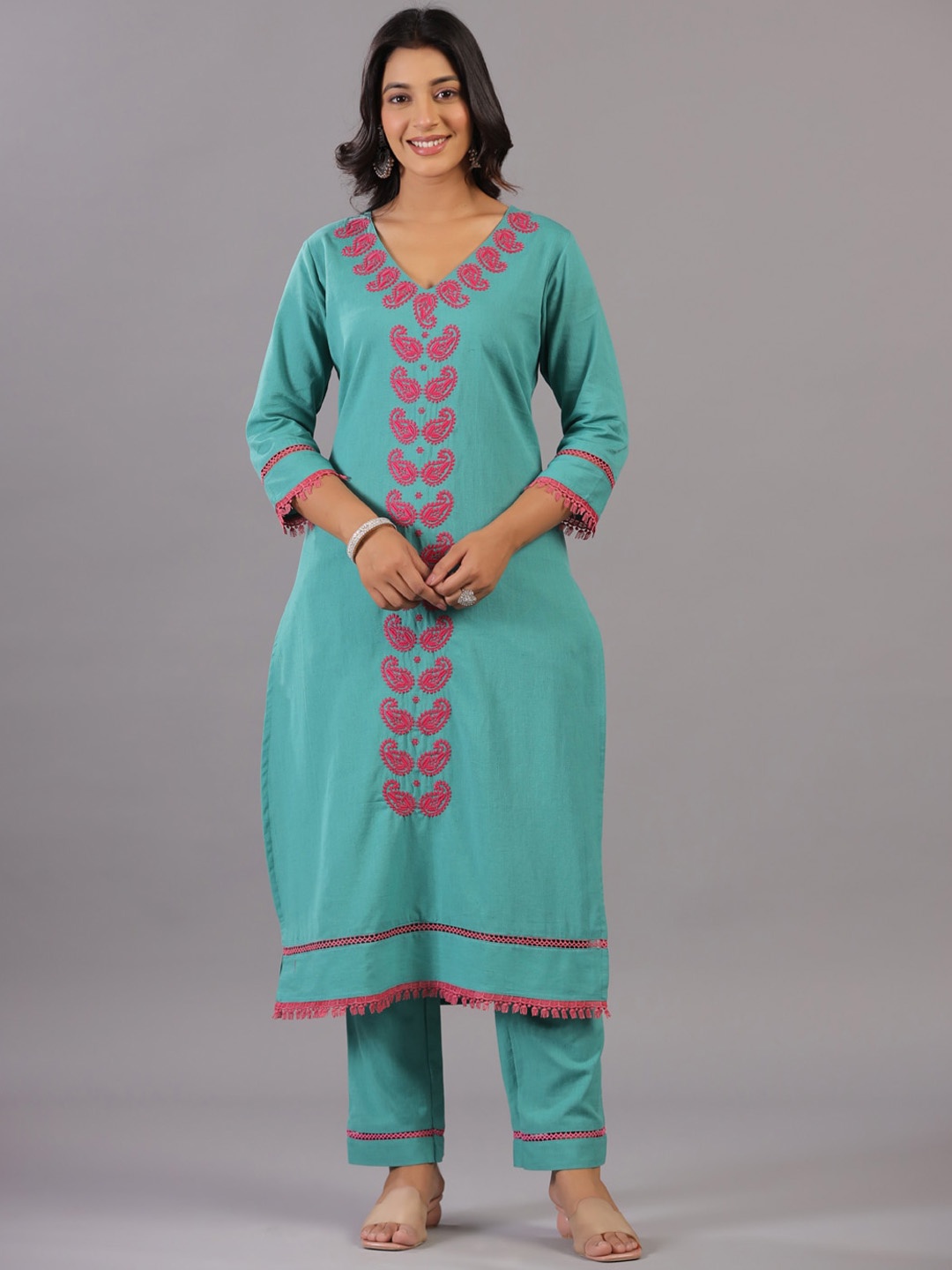 Amchoor Ethnic Motifs Embroidered Thread Work V-Neck Kurta with Trousers & Dupatta, Green
Amchoor Ethnic Motifs Embroidered Thread Work V-Neck Kurta with Trousers & Dupatta, Green