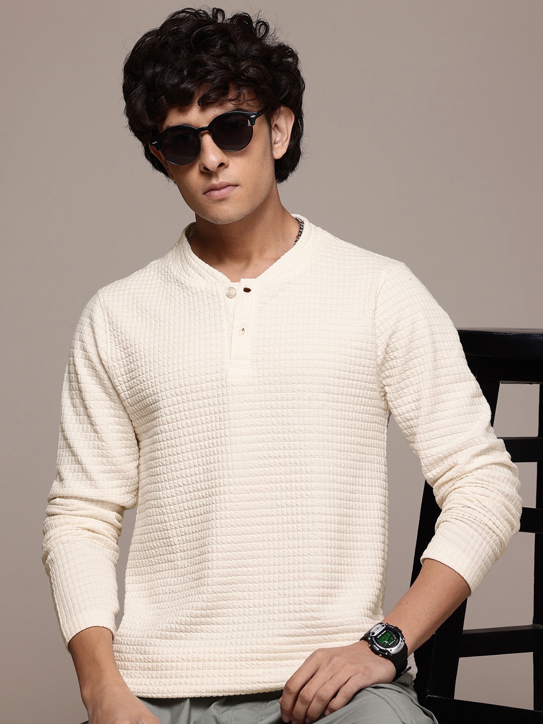 Roadster The Lifestyle Co. Geometric Self Design Mandarin Collar T-shirt, Off white
Roadster The Lifestyle Co. Geometric Self Design Mandarin Collar T-shirt, Off white