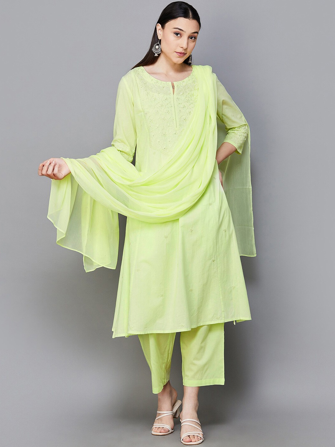 Melange by Lifestyle Floral Embroidered Thread Work Pure Cotton Kurta Trousers & Dupatta, Yellow
Melange by Lifestyle Floral Embroidered Thread Work Pure Cotton Kurta Trousers & Dupatta, Yellow