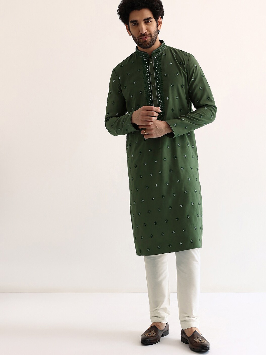 KALKI Fashion Ethnic Motifs Embroidered Regular Sequinned Kurta & Pyjamas, Green
KALKI Fashion Ethnic Motifs Embroidered Regular Sequinned Kurta & Pyjamas, Green
