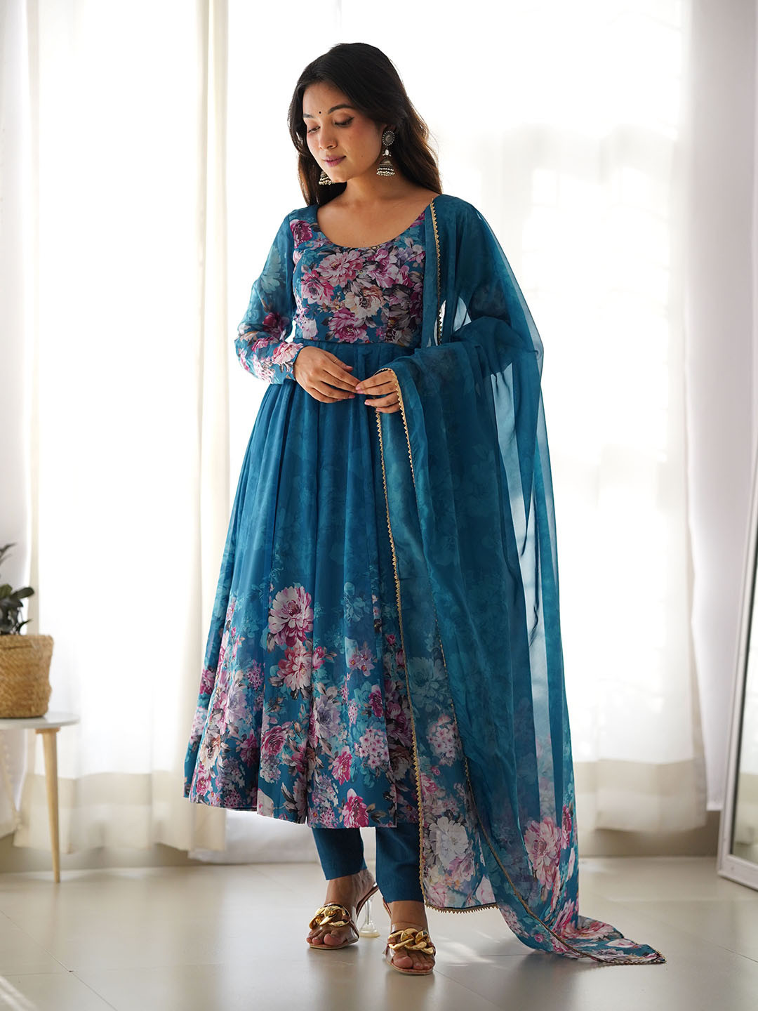 LABELKBBRAND Floral Printed Regular Anarkali Kurta with Trousers & Dupatta, Turquoise blue
LABELKBBRAND Floral Printed Regular Anarkali Kurta with Trousers & Dupatta, Turquoise blue