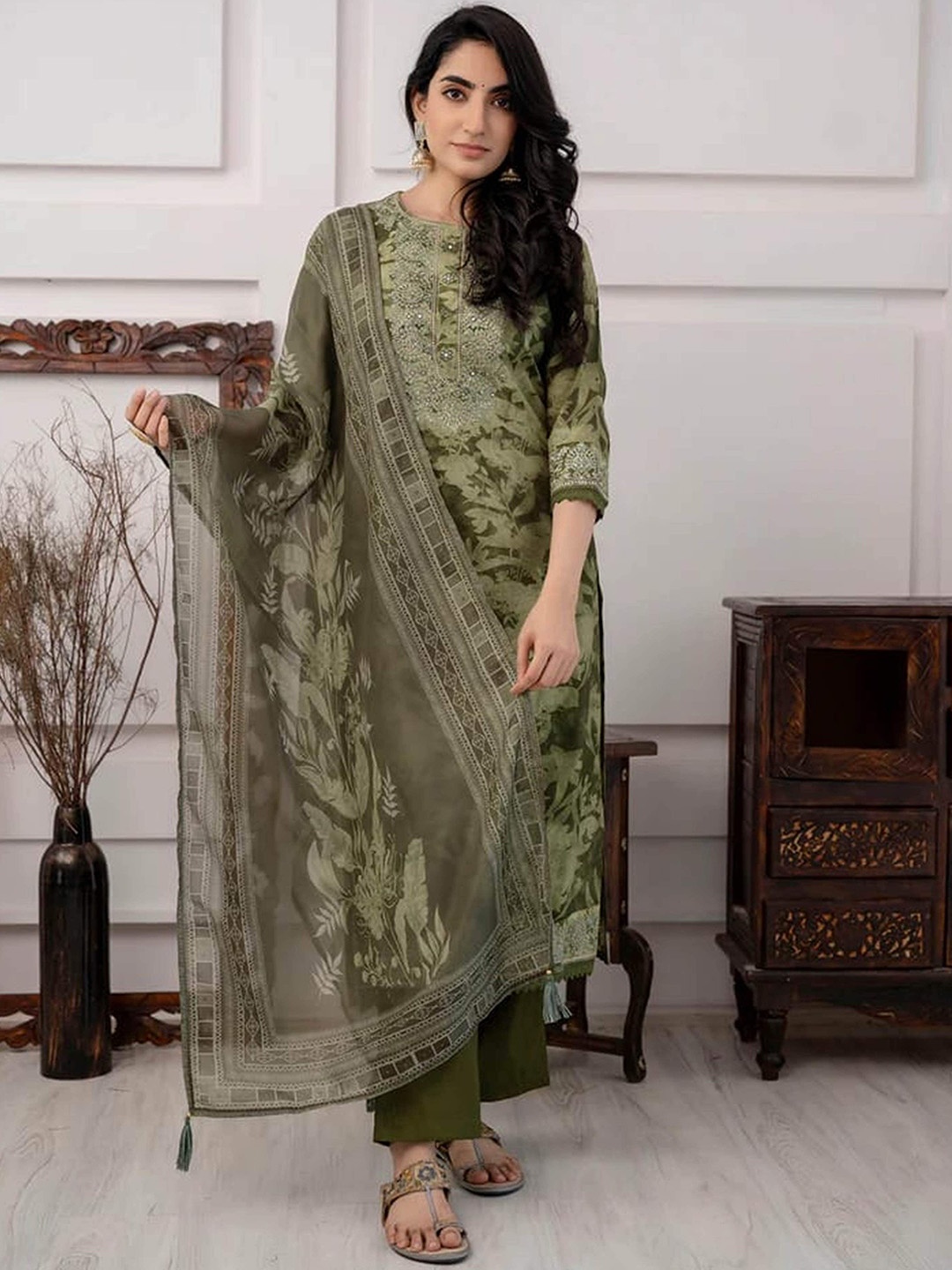 SK2 Fashion Floral Printed Thread Work Pure Cotton Straight Kurta With Trousers & Dupatta, Green
SK2 Fashion Floral Printed Thread Work Pure Cotton Straight Kurta With Trousers & Dupatta, Green