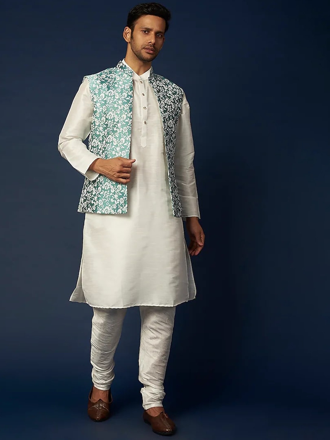 RNG Safawala Printed Mandarin Collar Long Sleeves Cotton silk Kurta with Pyjamas, White
RNG Safawala Printed Mandarin Collar Long Sleeves Cotton silk Kurta with Pyjamas, White