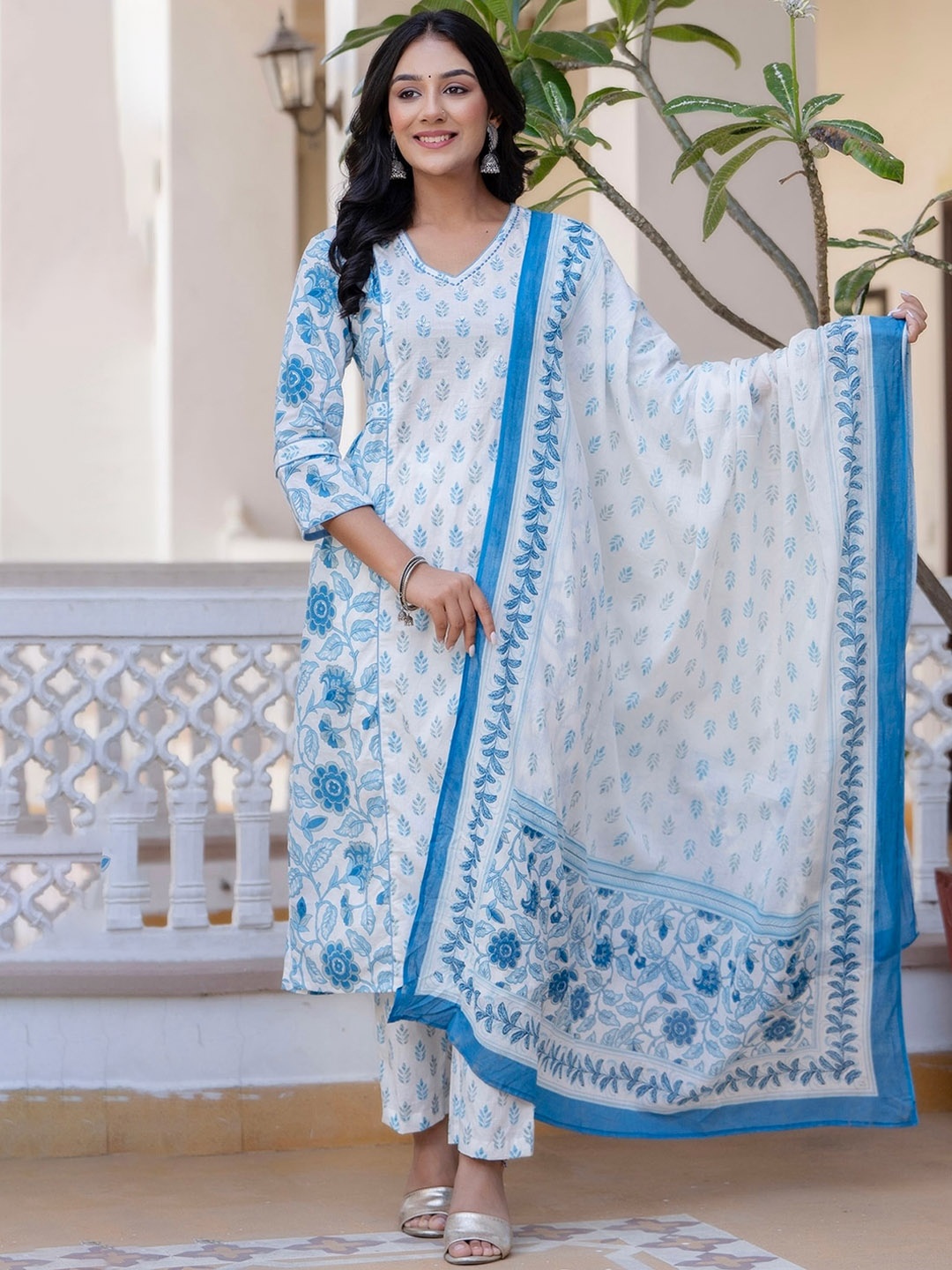 Kohsh V-Neck Floral Printed Regular Kantha Work Pure Cotton Straight Kurta Set, Blue
Kohsh V-Neck Floral Printed Regular Kantha Work Pure Cotton Straight Kurta Set, Blue