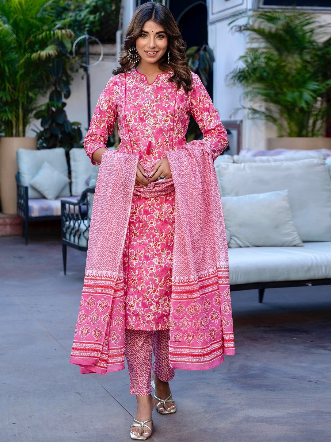 Kohsh Floral Printed Regular Beads And Stones Pure Cotton Kurta With Trousers & Dupatta, Pink
Kohsh Floral Printed Regular Beads And Stones Pure Cotton Kurta With Trousers & Dupatta, Pink