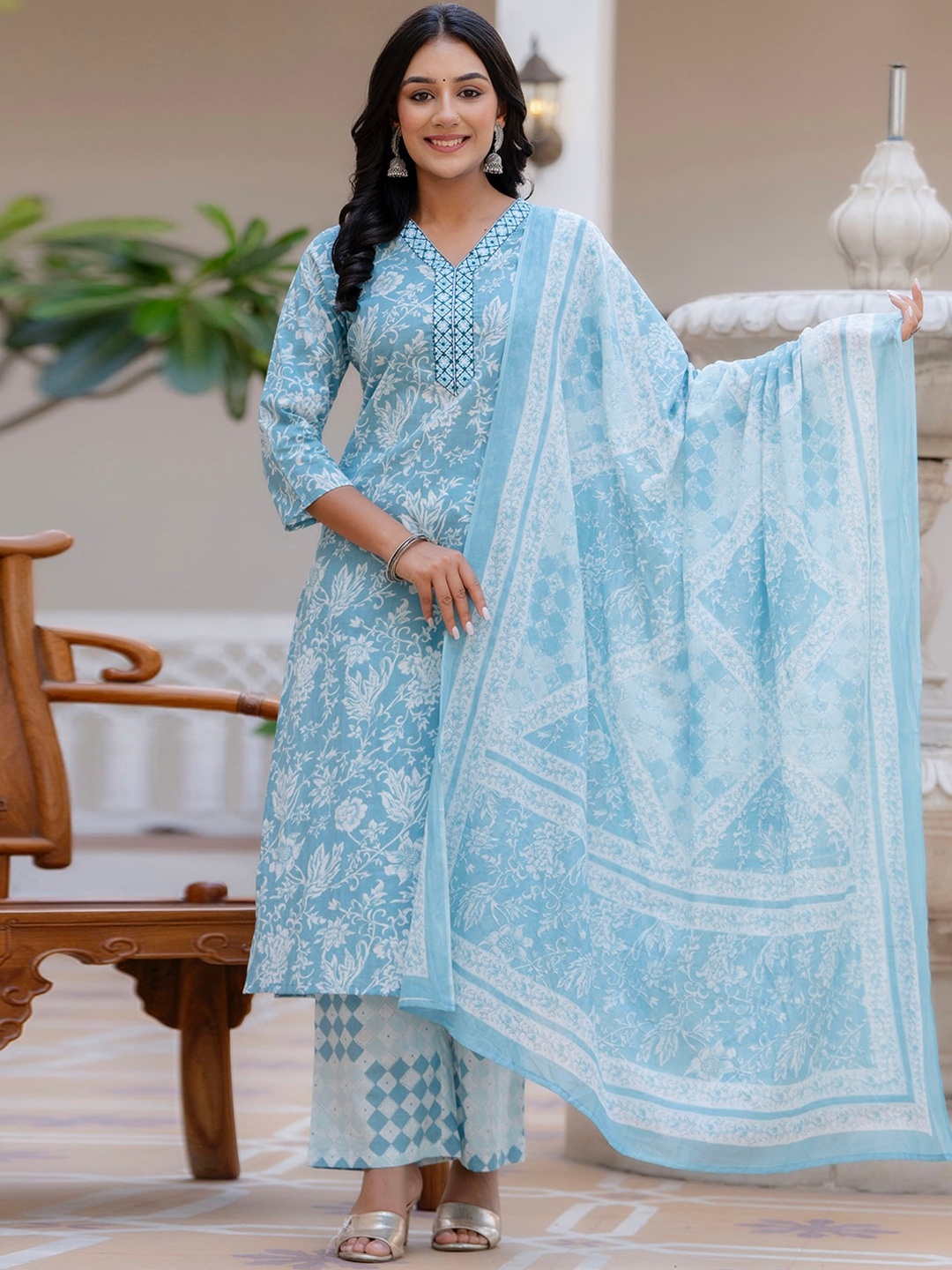 Kohsh Floral Printed Regular Thread Work Pure Cotton Kurta With Trouser & Dupatta, Blue
Kohsh Floral Printed Regular Thread Work Pure Cotton Kurta With Trouser & Dupatta, Blue