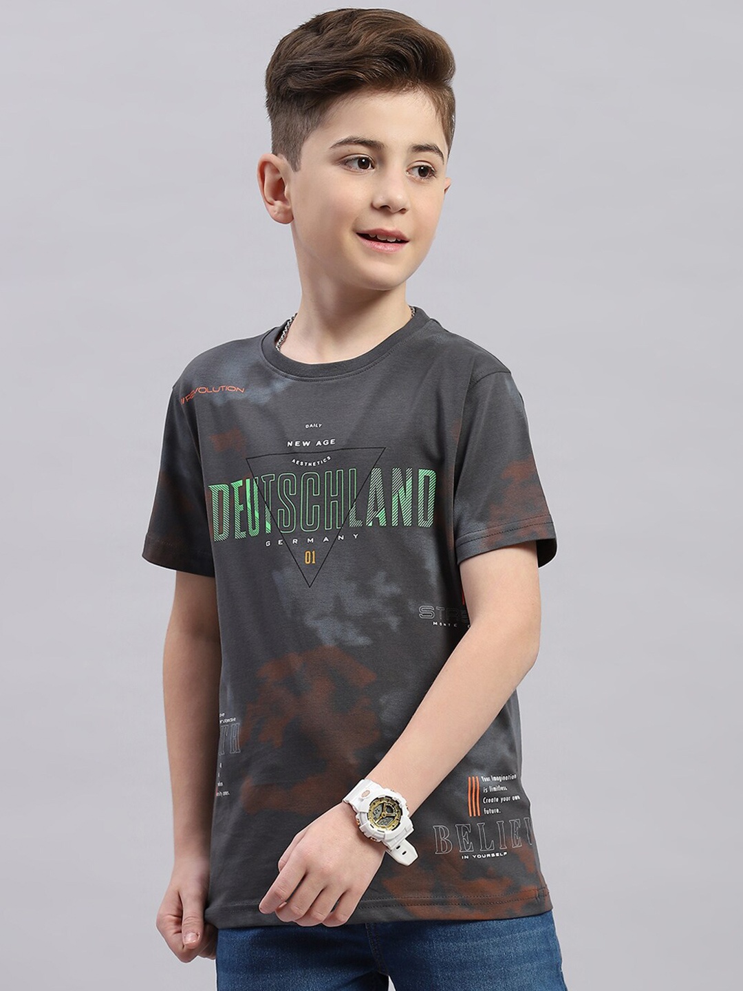 Monte Carlo Boys Round Neck Short Sleeves Typographic Printed Regular Fit Cotton T-shirt, Grey
Monte Carlo Boys Round Neck Short Sleeves Typographic Printed Regular Fit Cotton T-shirt, Grey
