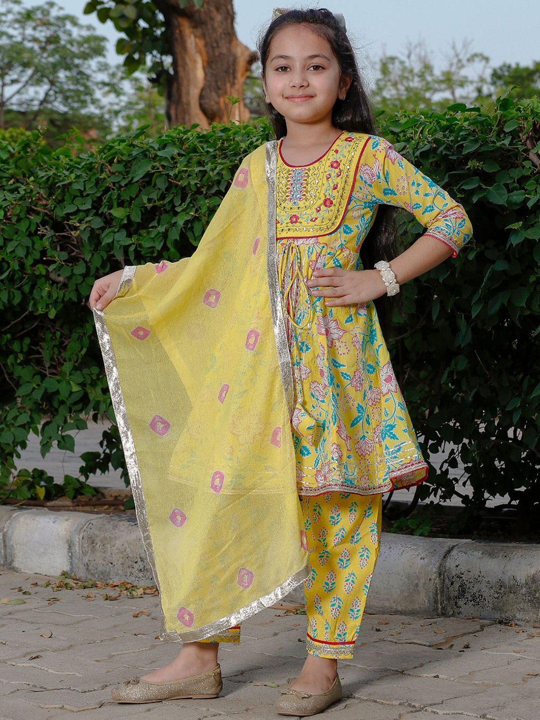 Stuffie Land Girls Ethnic Motifs Embroidered Empire Thread Work Pure Cotton Kurta Set, Yellow
Stuffie Land Girls Ethnic Motifs Embroidered Empire Thread Work Pure Cotton Kurta Set, Yellow