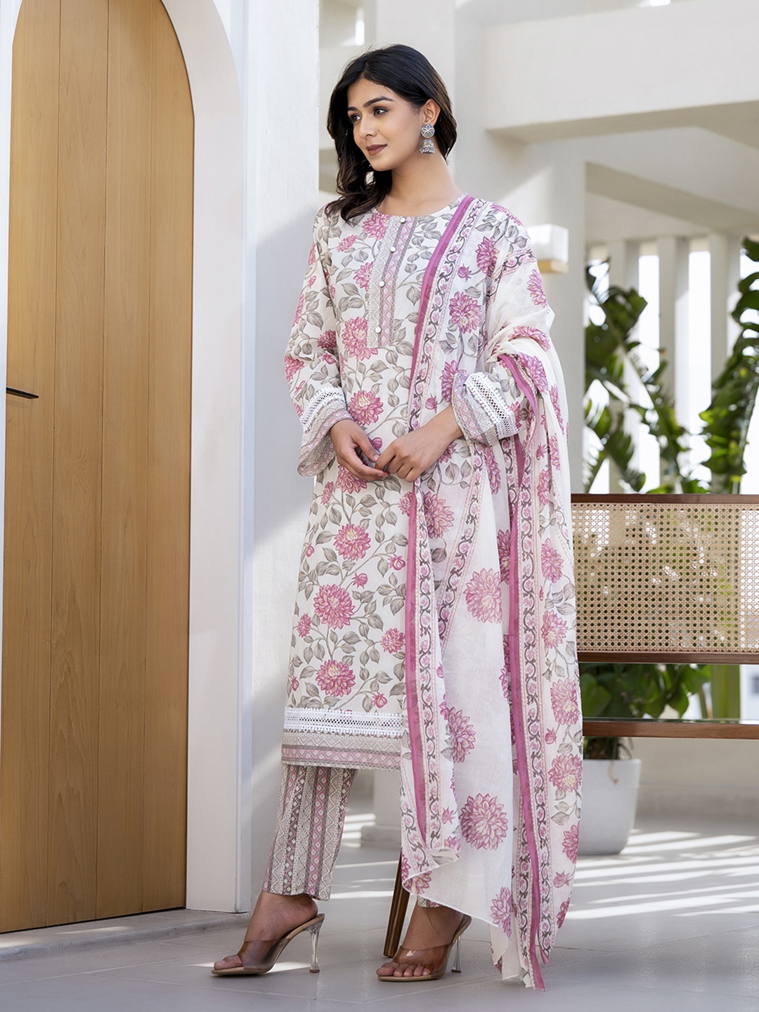 Yufta Floral Printed Regular Thread Work Pure Cotton Kurta with Trouser & Dupatta, Pink
Yufta Floral Printed Regular Thread Work Pure Cotton Kurta with Trouser & Dupatta, Pink