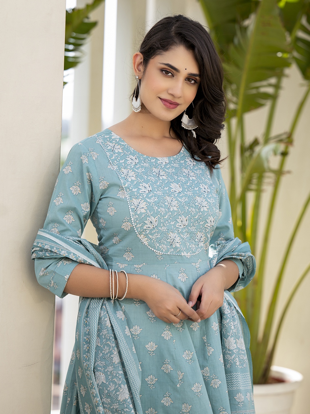 Yufta Floral Printed Regular Kantha Work Pure Cotton Kurta with Trouser & Dupatta, Blue
Yufta Floral Printed Regular Kantha Work Pure Cotton Kurta with Trouser & Dupatta, Blue