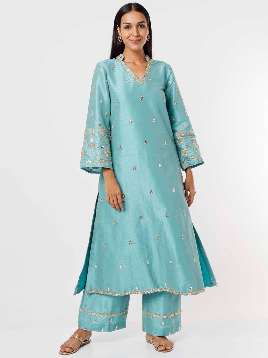 Mehak Murpana Ethnic Motifs Embroidered Regular Beads and Stones Raw Silk Kurta & Palazzos, Blue
Mehak Murpana Ethnic Motifs Embroidered Regular Beads and Stones Raw Silk Kurta & Palazzos, Blue