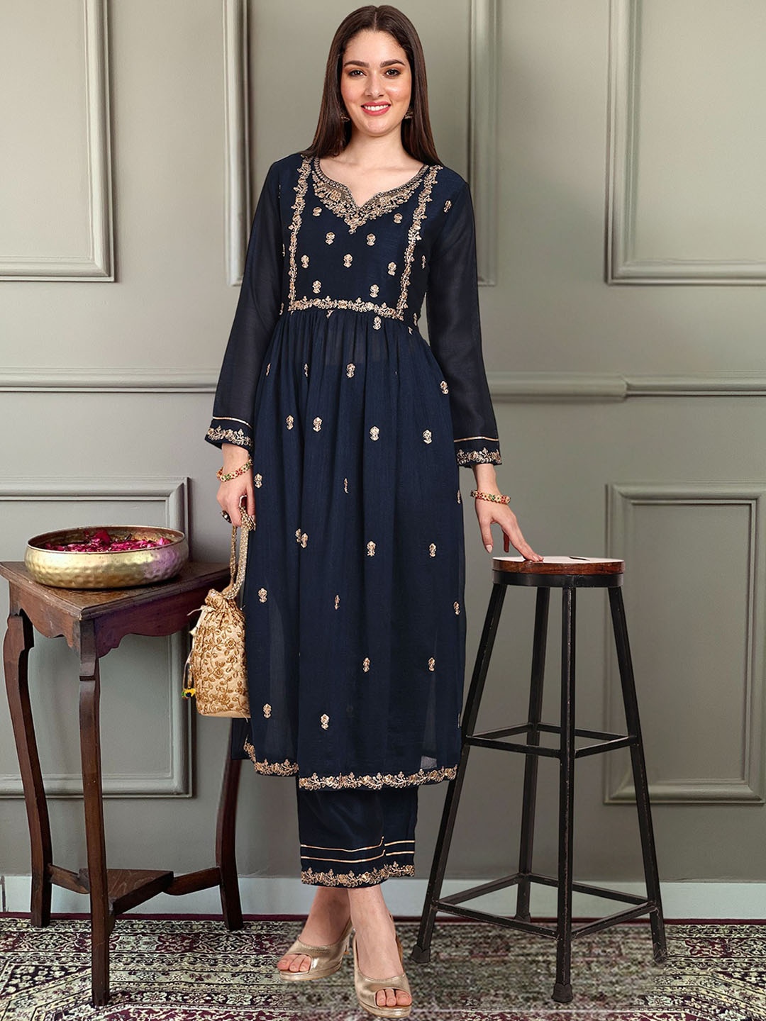 Momina Fashion Floral Embroidered Regular Thread Work Kurta with Trousers, Navy blue
Momina Fashion Floral Embroidered Regular Thread Work Kurta with Trousers, Navy blue
