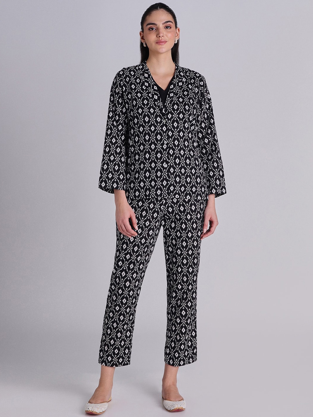 House Of Dharaa Ikkat Printed V Neck Pure Cotton Crop Top With Trousers & Jacket, Black
House Of Dharaa Ikkat Printed V Neck Pure Cotton Crop Top With Trousers & Jacket, Black